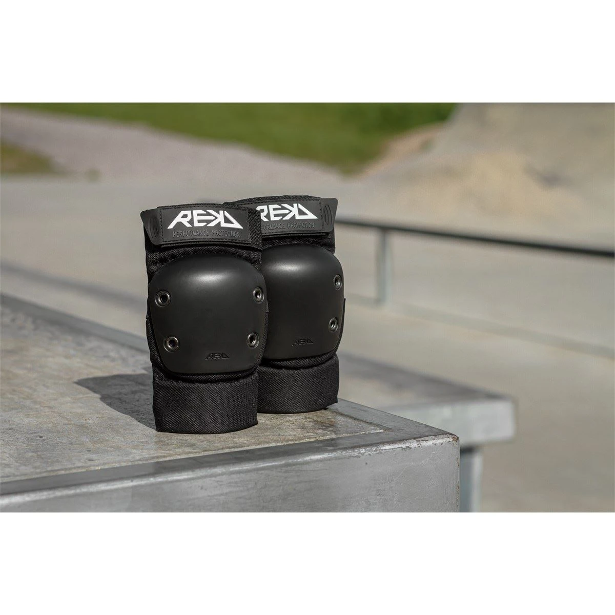 REKD Skateboard Skate Scooter BMX Ramp Elbow Pads - Black 3 REKD Skateboard Skate Scooter BMX Ramp Elbow Pads - Black - Image 3